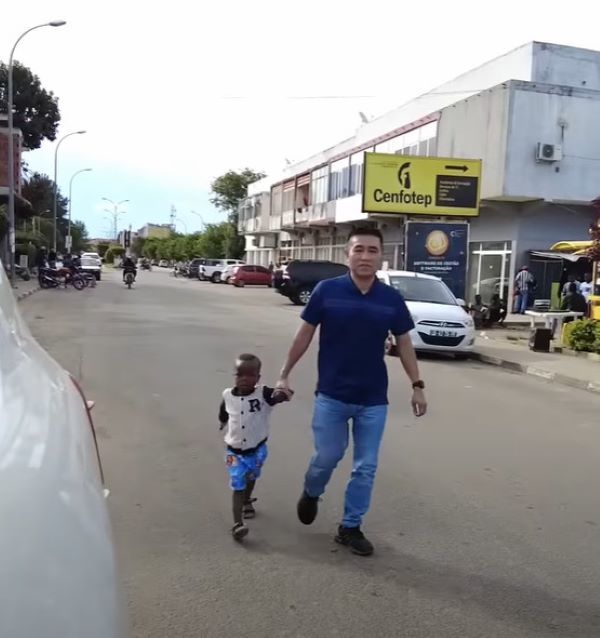 Anh Nguyễn Tiến và Lôi Con đã hoàn thành nhiệm vụ. (Ảnh: Chụp màn hình YouTube Nguyễn Tiến Vlogs - Cuộc Sống Ở Châu Phi)