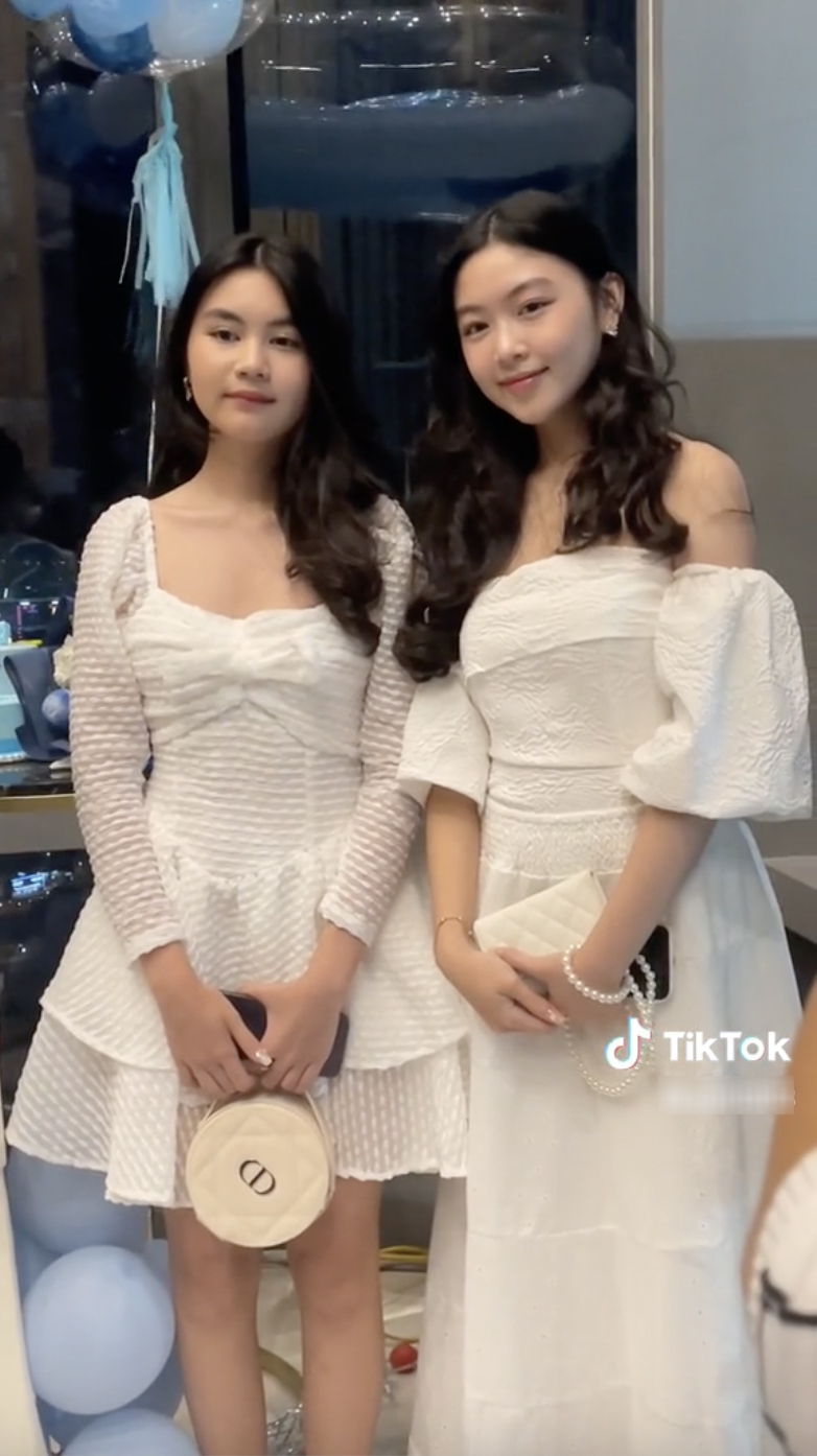  
Nhan sắc của 2 cô bé nổi bật dù ảnh chụp bằng camera thường. (Ảnh: TikTok @xun1203) - Tin sao Viet - Tin tuc sao Viet - Scandal sao Viet - Tin tuc cua Sao - Tin cua Sao