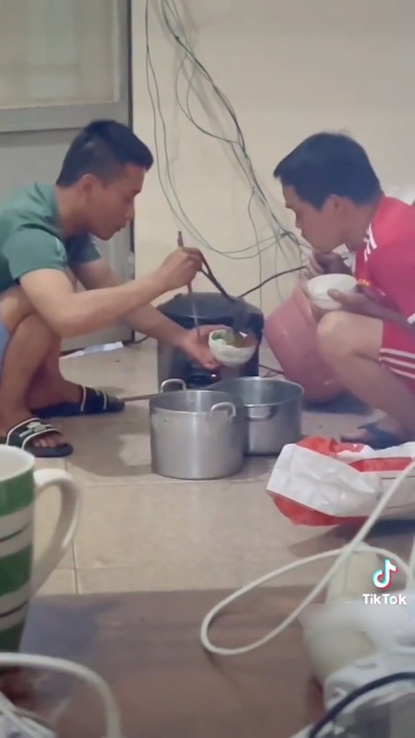  Hầu như bữa cơm nào của Quang Linh Vlogs cũng rất giản dị, chỉ ăn vội để lấy sức đi làm. (Ảnh: Chụp màn hình TikTok ​Nguyễn Tiến)