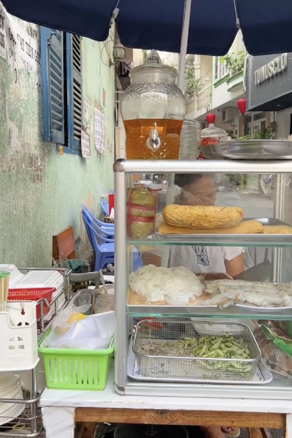  Hàng bánh ướt chàng trai mua tặng các suất ăn cho người nghèo. (Ảnh: Chụp màn hình TikTok V.T.A.N)