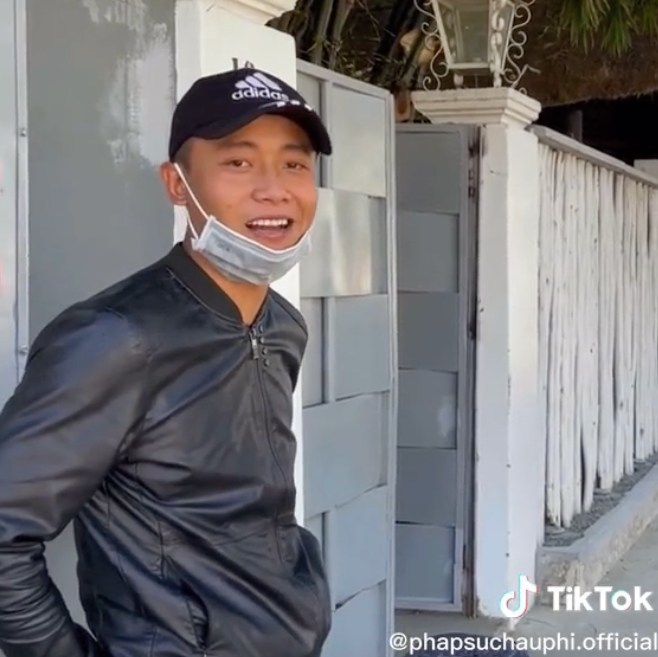  Nam YouTuber thích thú khi được anh Nguyễn Tiến đưa đi ăn nhà hàng. (Ảnh: Chụp màn hình TikTok Pháp sư châu Phi)