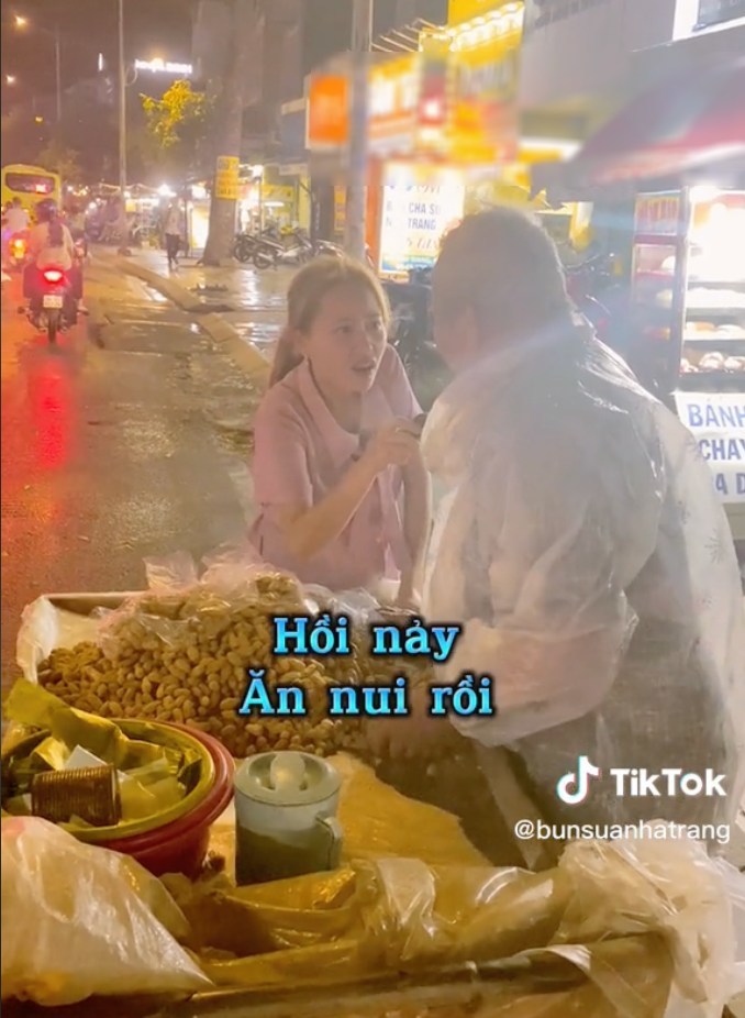  
Tuy nhiên cụ ông lại nhanh chóng từ chối. (Ảnh: Chụp màn hình TikTok B.S.N.T)