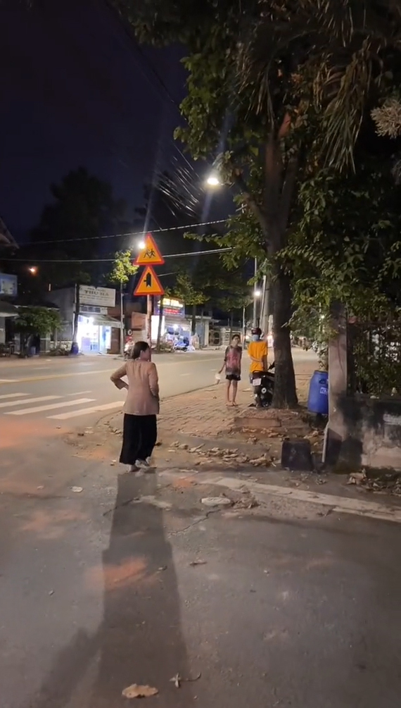  
Dường như 2 bạn trẻ khá bất ngờ. (Ảnh: Chụp màn hình TikTok N.H.H.B)