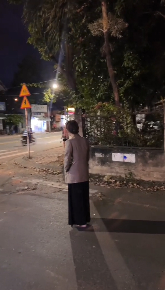  
Người mẹ lặng lẽ đứng nhìn con gái. (Ảnh: Chụp màn hình TikTok N.H.H.B)