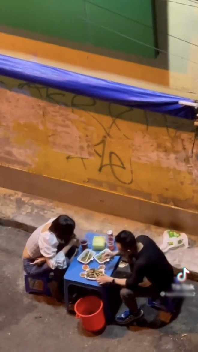  
Em gái đang hẹn hò với bạn trai. (Ảnh: Vietnamnet)