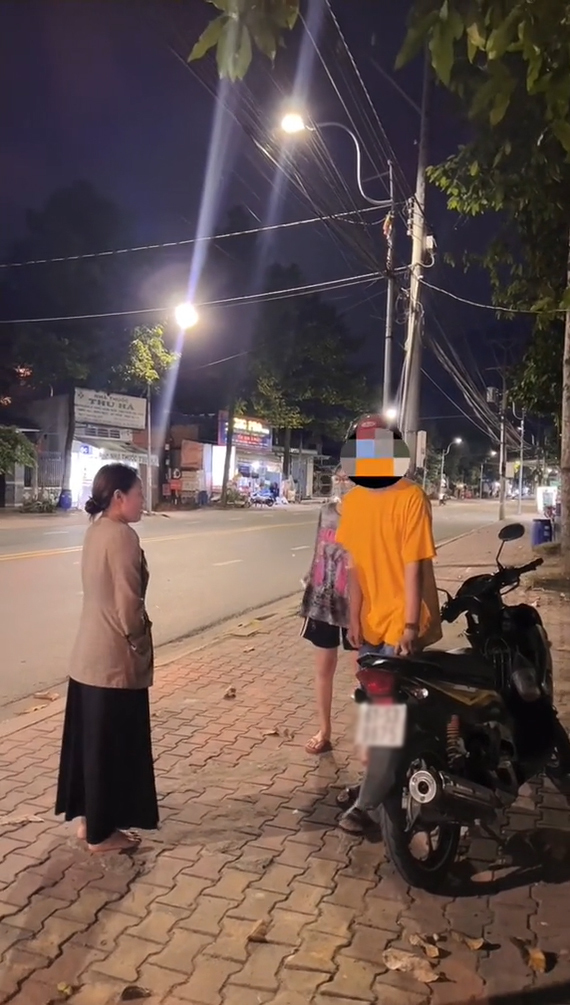  
Cô đến gần để nói chuyện với các con. (Ảnh: Chụp màn hình TikTok N.H.H.B)