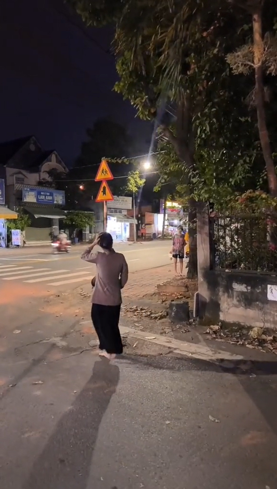  
Cả 3 ngại ngùng khi thấy nhau. (Ảnh: Chụp màn hình TikTok N.H.H.B)