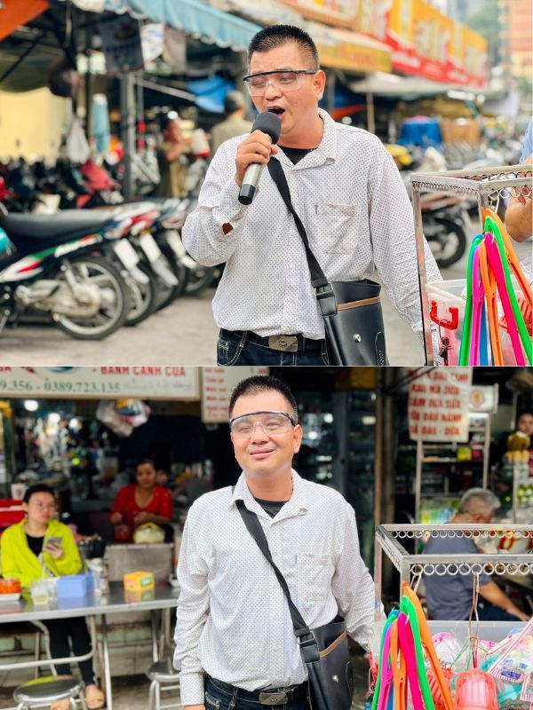  
Anh Hồng bên cạnh chiếc loa kéo, hình ảnh quen thuộc với người dân ở chợ Tân Định. (Ảnh: Thanh Niên)