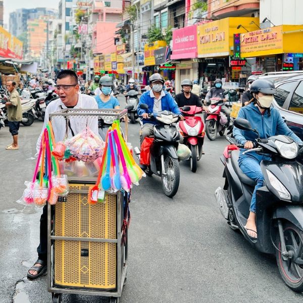  
Giờ đây anh đã có thể nhìn thấy các xe máy đang chạy để tránh va chạm. (Ảnh: Thanh Niên)
