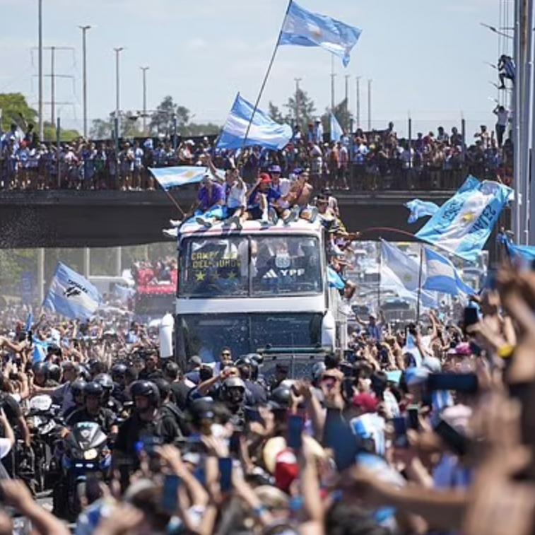  
Cổ động viên Argentina đổ ra đường để ăn mừng chiến thắng cùng các cầu thủ. (Ảnh: CNN)