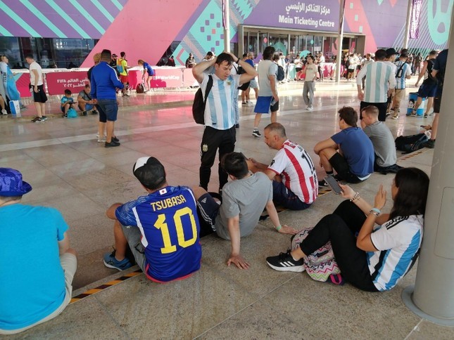  
Cổ động viên Argentina sẵn sàng bán nhà, mọi tài sản hay vay mượn thêm để đi xem World Cup. (Ảnh: CNN)