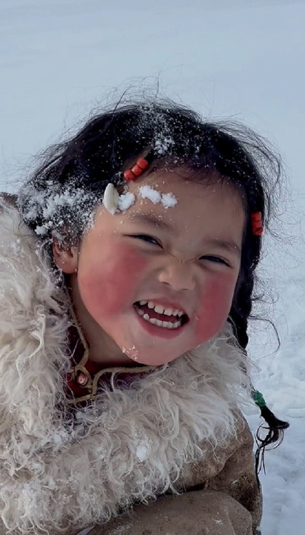 Vẻ đẹp trong sáng với nụ cười tươi tắn là những gì mà bé gái Tây Tạng mang tới. Xem ảnh của cô bé sẽ khiến bạn cảm thấy hạnh phúc và xúc động vì tình cảm dành cho gia đình và cuộc sống.