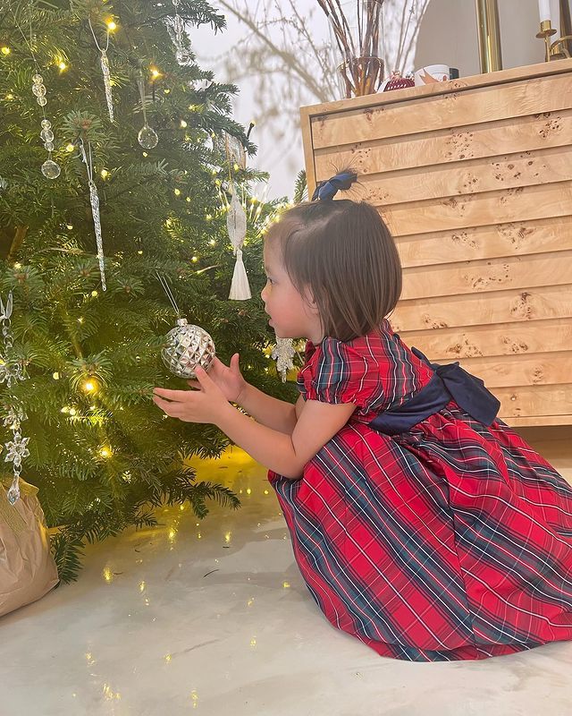  
Lisa cực hào hứng với cây thông Noel. (Ảnh: Instagram henrylisaleon)