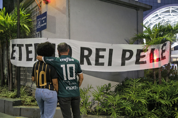  Người hâm mộ đứng trước bệnh viện chữa trị cho Pele. (Ảnh: CNN)