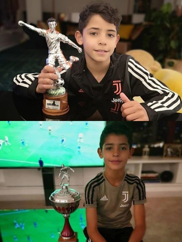  
Ronaldo Jr bên cạnh những danh hiệu cậu đạt được khi thi đấu cho U9 Juventus. (Ảnh: IG Cristianojunior7)