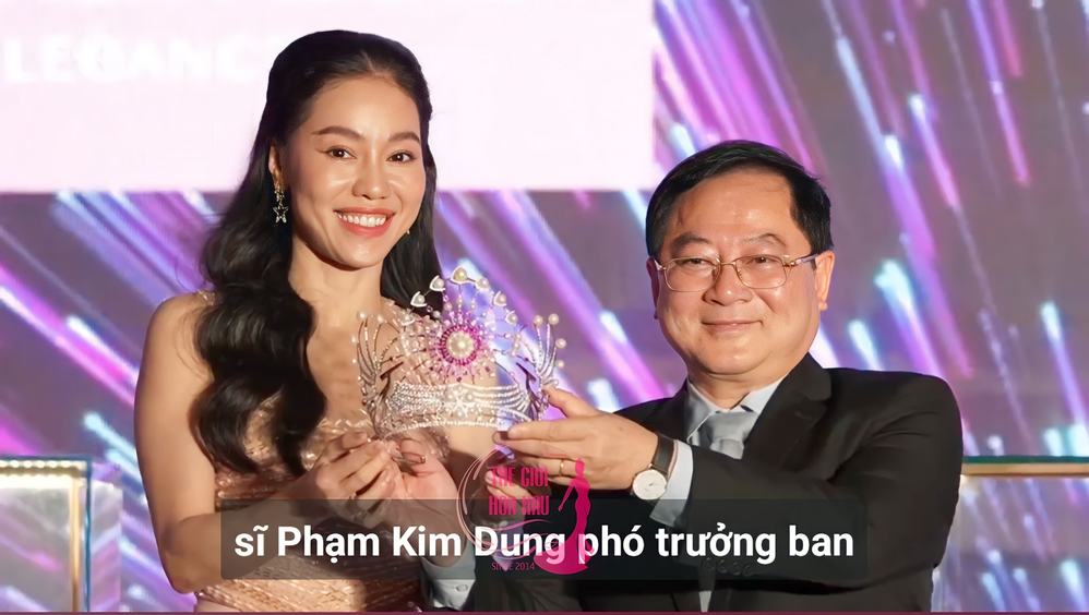  
Ông Lê Xuân Sơn và bà Phạm Kim Dung công bố chiếc crown Hùng ca chim lạc - Báu vật ngàn đời. (Ảnh: Chụp màn hình HHVN)