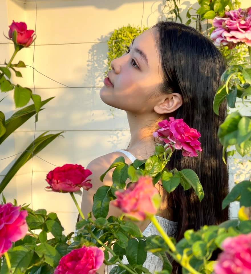  Con gái nam MC chụp ảnh với vườn hoa đẹp như trong studio. (Ảnh: Facebook Dạ Thảo)
