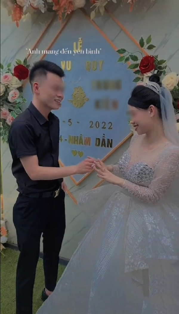 Chàng trai tặng bạn gái 6 chiếc nhẫn vàng tượng trưng cho 6 năm yêu nhau. (Ảnh: Cắt từ clip TikTok Q.)