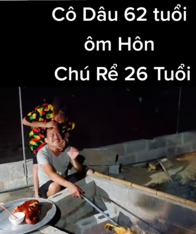  
Cô dâu Thu Sao vui đùa bên chồng. (Ảnh: Chụp màn hình TikTok Thu Sao Hoa Cương)