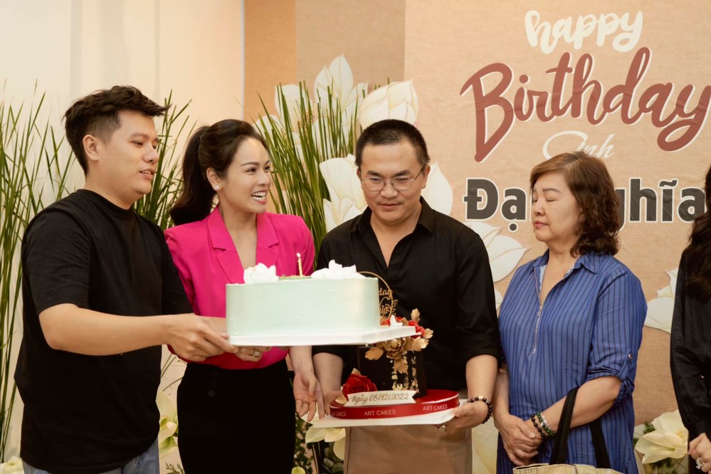 ẢNH Sao việt trong ngày Hồ Ngọc Hà đón sinh nhật bất ngờ từ Kim Lý