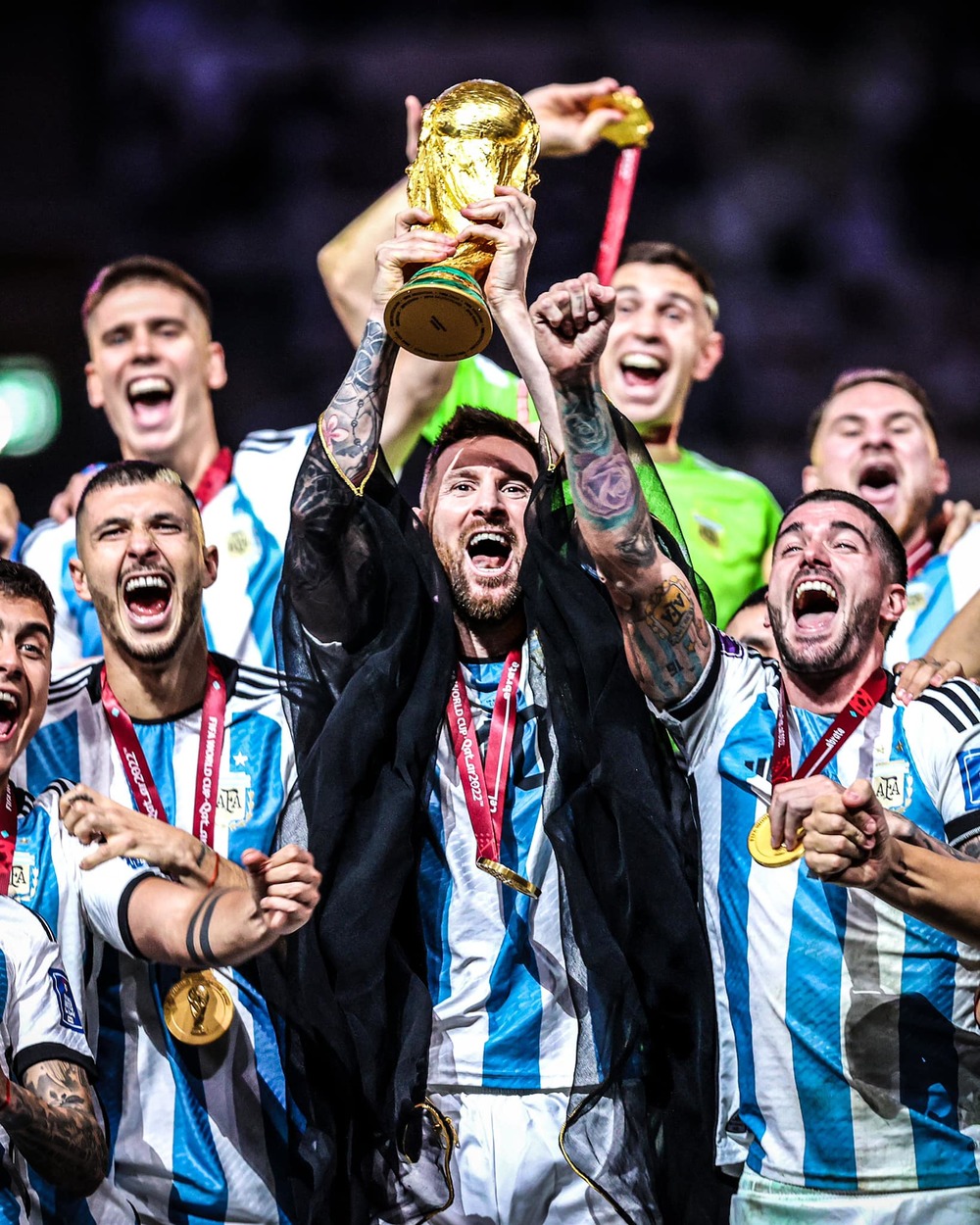 World Cup là giải đấu vô địch danh giá nhất hành tinh, và Messi đã giúp đội tuyển Argentina giành chiến thắng tại đây. Hãy xem hình ảnh này để cùng xem những khoảnh khắc đáng nhớ khi Messi và tuyển Argentina vô địch World Cup.