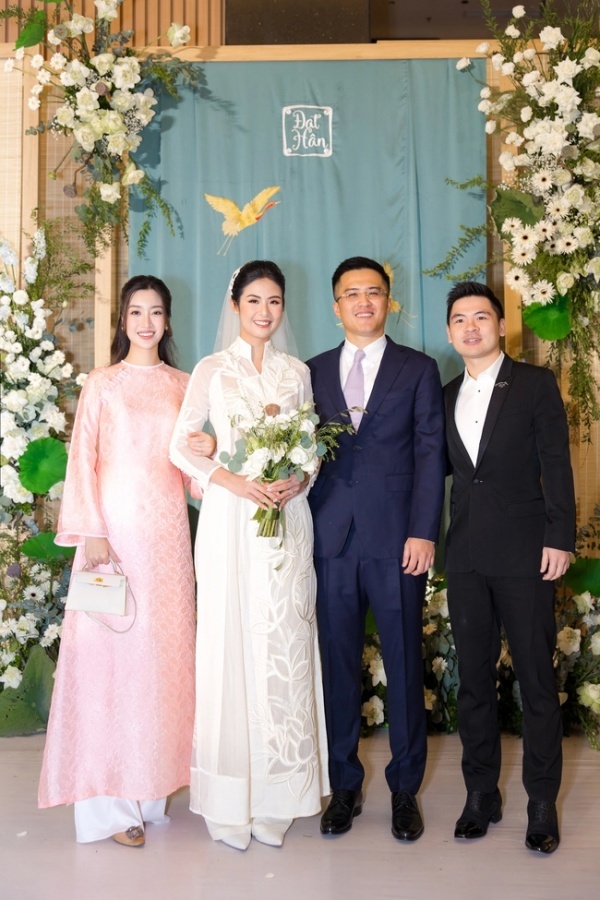  
Vợ chồng Hoa hậu Đỗ Mỹ Linh đến chúc mừng Ngọc Hân. (Ảnh: Vũ Đoàn Team) 