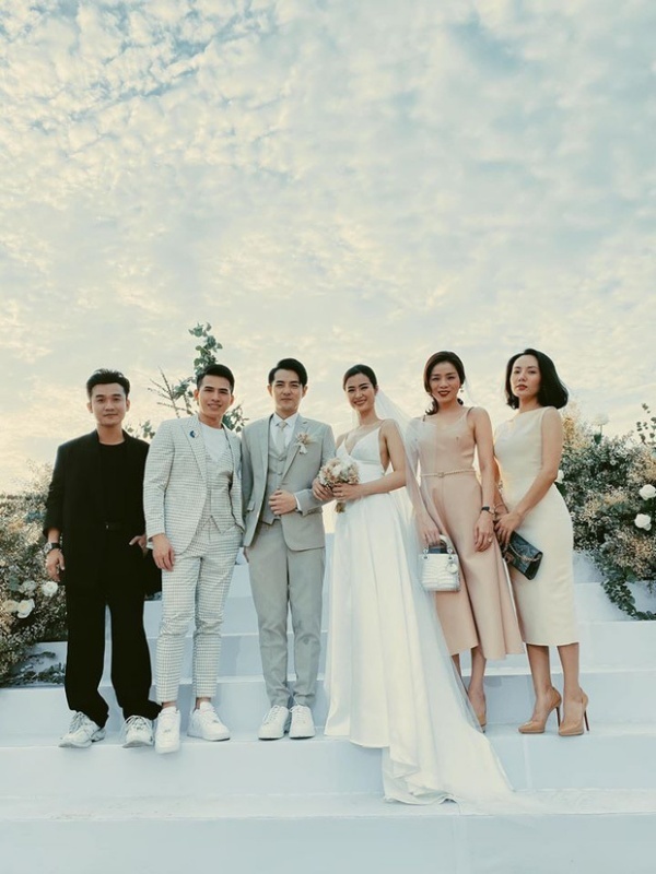 Đám cưới Đông Nhi - Ông Cao Thắng có dàn khách mời tuân thủ quy định về trang phục nhất. (Ảnh: FB Đông Nhi) 