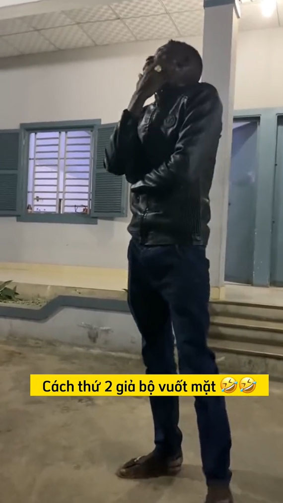  Vuốt mặt cũng là cách khoe nhẫn độc đáo khác. (Ảnh: Chụp màn hình video TikTok P.S.V.P)