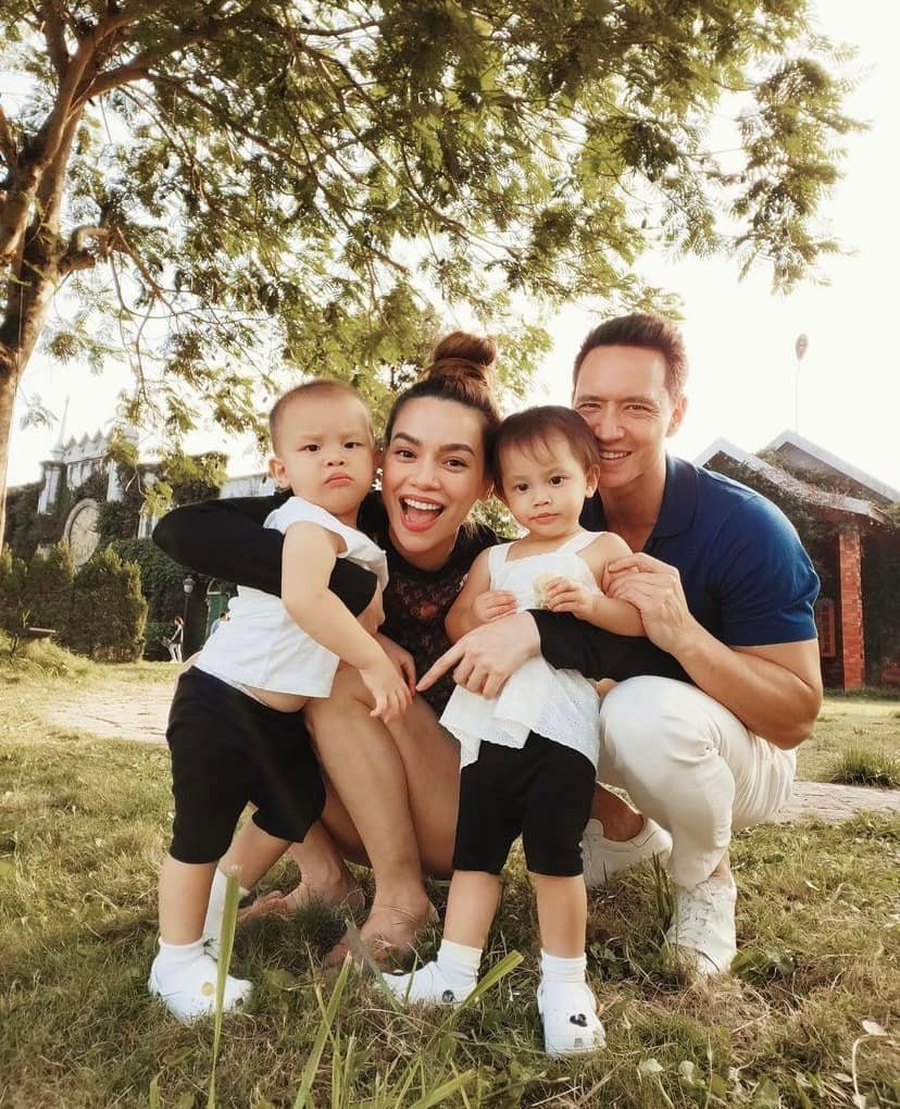  
Vợ chồng Hồ Ngọc Hà dù lịch trình bận rộn nhưng vẫn dành thời gian ở cạnh các con. (Ảnh: Instagram @henrylisaleon)