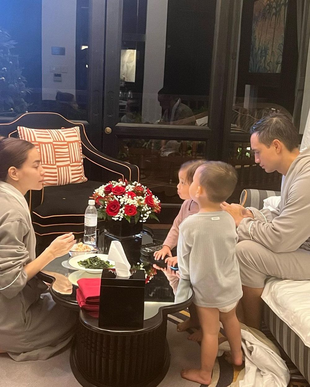  
Gia đình Hồ Ngọc Hà dành thời gian cuối tuần để đi chơi. (Ảnh: Instagram @henrylisaleon)