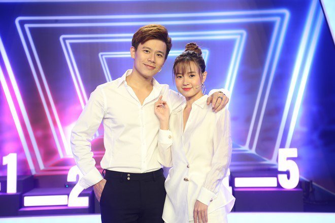  
Cặp sao mặc đồ đồng điệu tham gia gameshow. (Ảnh: FB Đặng Thị Mỹ Dung)