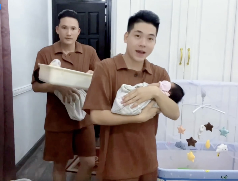  
Hà Trí Quang - Thanh Đoàn đưa 2 con trở về nhà sau 1 tuần ở Thái. (Ảnh: FB Thanh Đoàn) - Tin sao Viet - Tin tuc sao Viet - Scandal sao Viet - Tin tuc cua Sao - Tin cua Sao