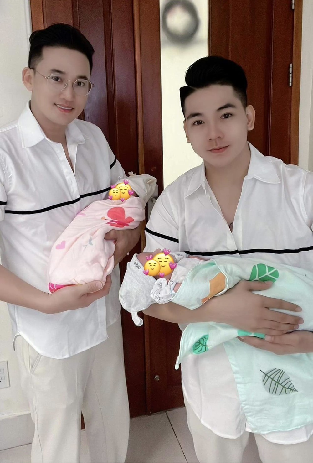  
Cặp đôi viên mãn khi đón thêm hai con chung. (Ảnh: Facebook Đỗ Hà Trí Quang)