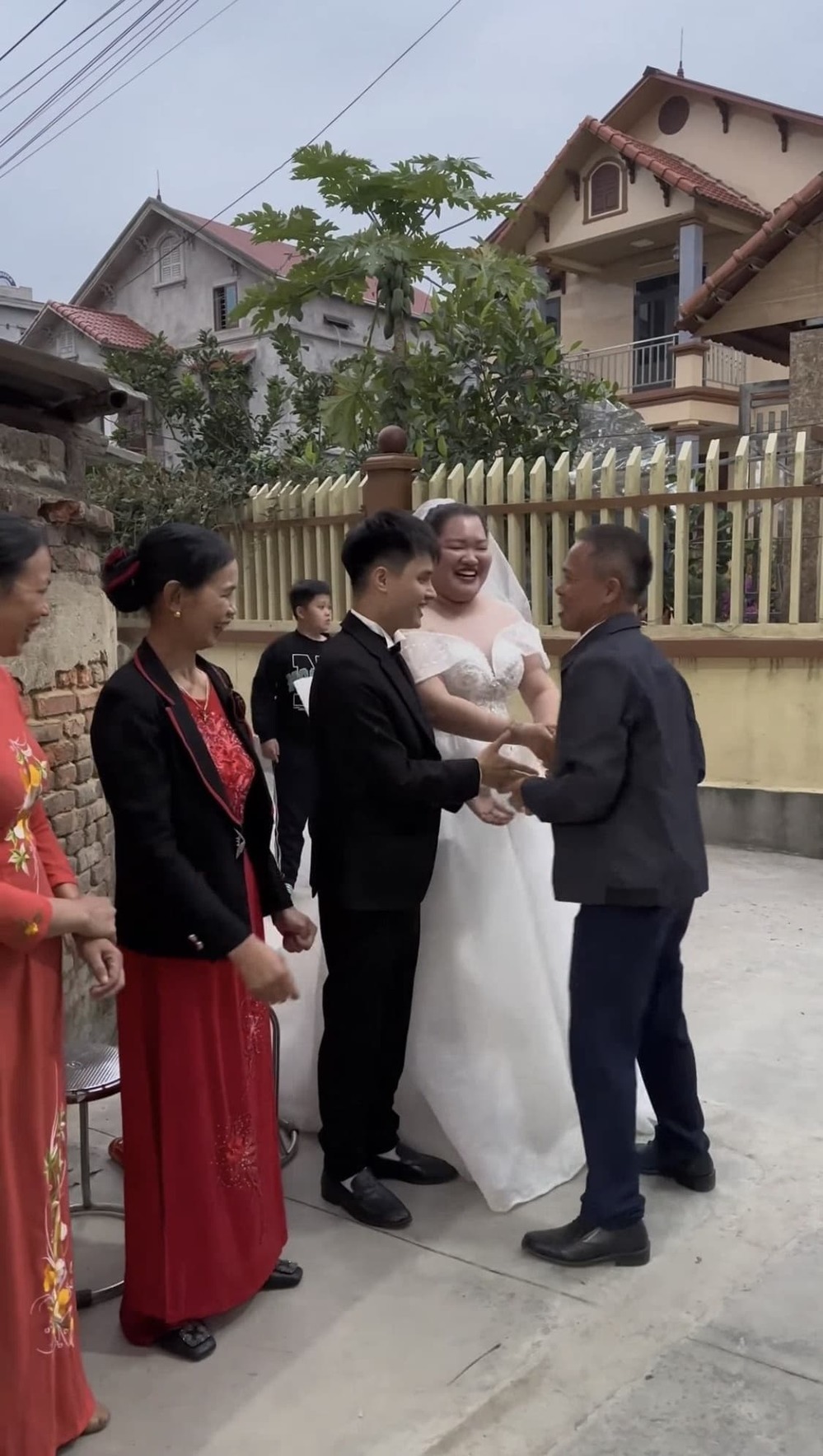  
Cô dâu Kim Liên còn không hề đeo vòng hay nhẫn vàng - một trong những thứ gần như không thể thiếu ở lễ cưới. (Ảnh: Chụp màn hình TikTok Hải Vót)