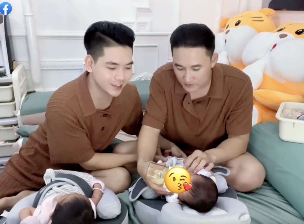  Thanh Đoàn và Hà Trí Quang tất bật chăm sóc hai con nhỏ. (Ảnh: Facebook Đỗ Hà Trí Quang)