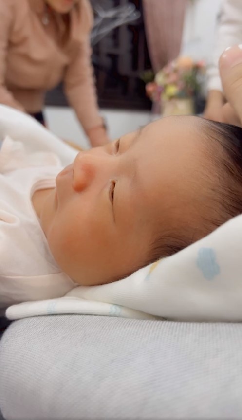  Muội Muội có khuôn miệng và nhân trung sâu giống Thanh Đoàn. (Ảnh: Chụp màn hình Facebook Ka Ka - Muội Muội)