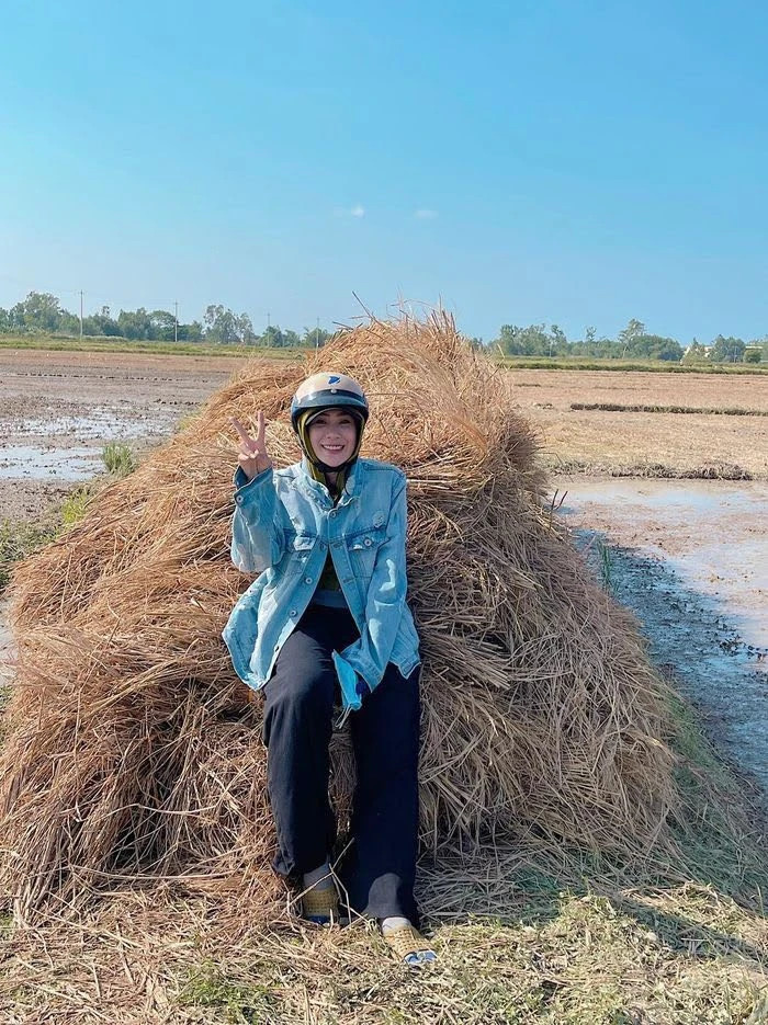  
Khi về quê nhà, nữ diễn viên vẫn bình dân và giản dị. (Ảnh: FB Hồ Bích Trâm) - Tin sao Viet - Tin tuc sao Viet - Scandal sao Viet - Tin tuc cua Sao - Tin cua Sao