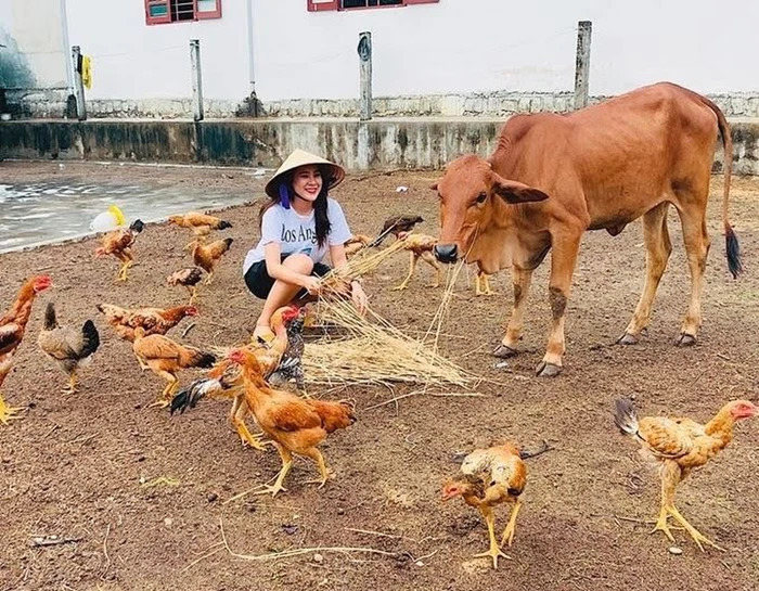  
Hồ Bích Trâm phải nấu cám heo, phụ ba mẹ việc gia đình. (Ảnh: FB Hồ Bích Trâm) - Tin sao Viet - Tin tuc sao Viet - Scandal sao Viet - Tin tuc cua Sao - Tin cua Sao