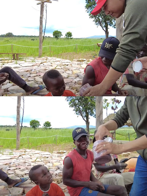  Cậu bé Lôi Con cũng phải ngửi thử đặc sản Việt Nam. (Ảnh: Chụp màn hình Quang Linh Vlogs - Cuộc Sống ở Châu Phi)