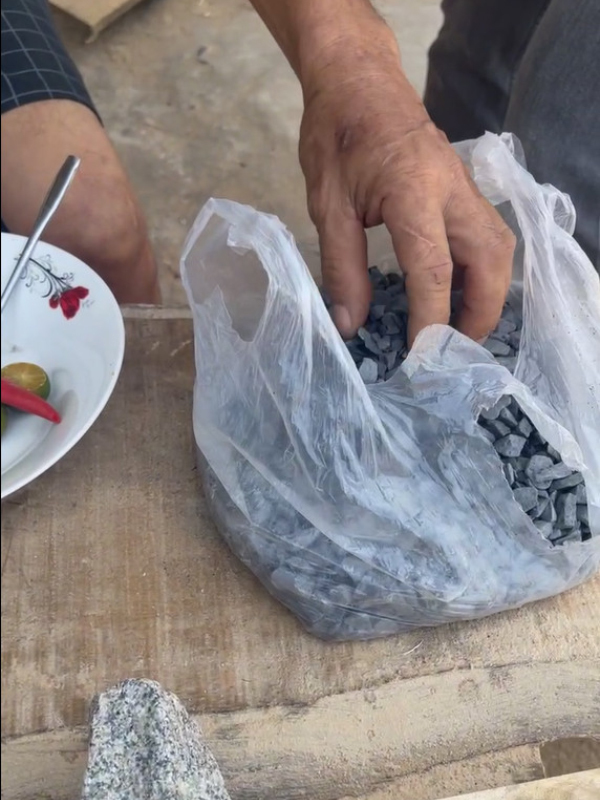  
Túi đá được anh chuẩn bị cẩn thận để ăn. (Ảnh: Chụp màn hình FB Độc Lạ Bình Dương)