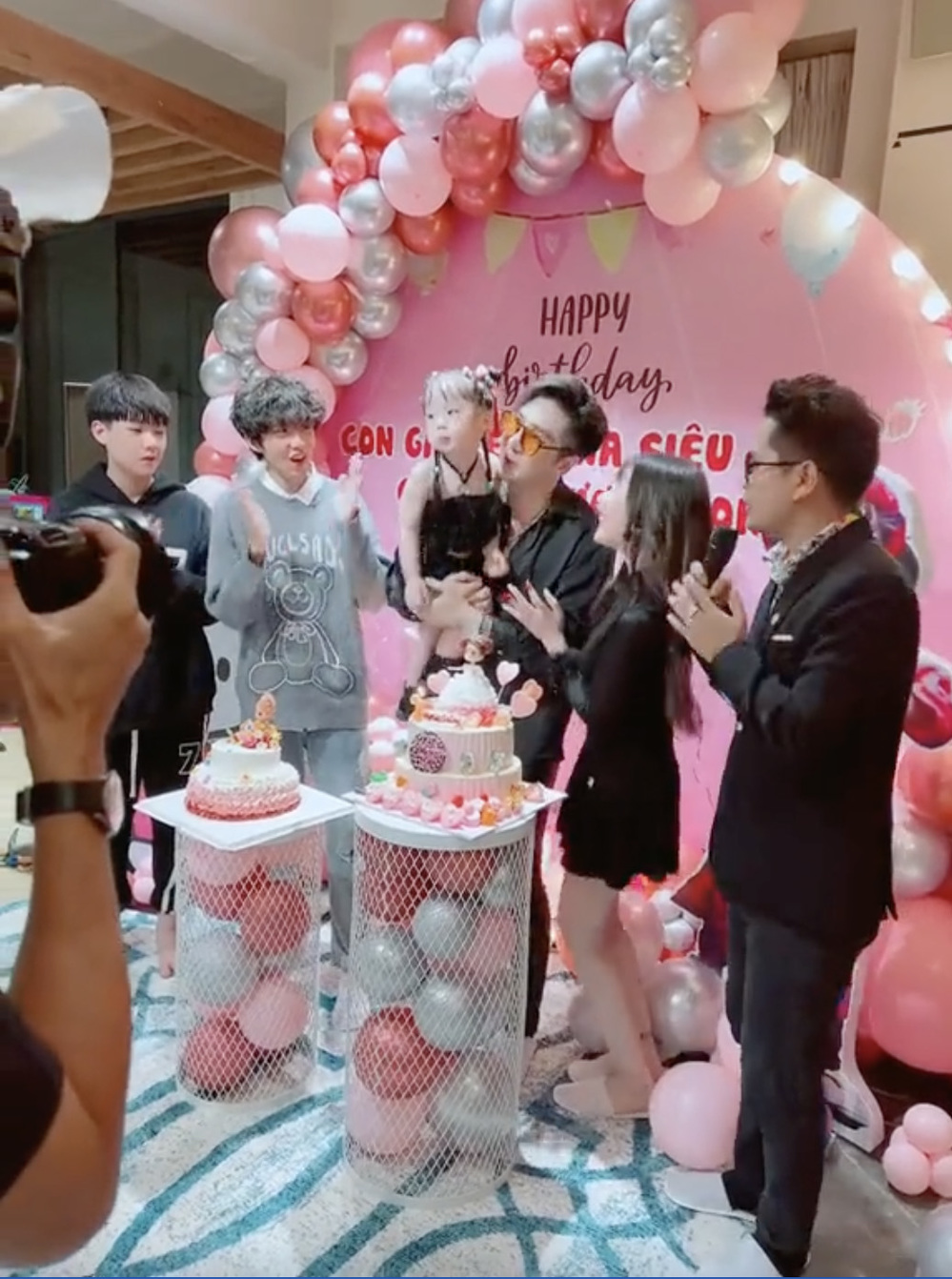 Lâm Chấn Khang hạnh phúc khi bất ngờ được vợ tổ chức sinh nhật