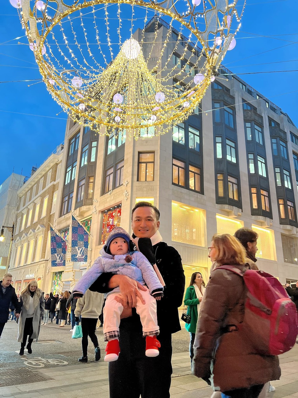  
Chi Bảo đưa con trai đi dạo ở khu phố nhộn nhịp, bán toàn hàng hiệu tại London. (Ảnh: FB Chang.TV) - Tin sao Viet - Tin tuc sao Viet - Scandal sao Viet - Tin tuc cua Sao - Tin cua Sao