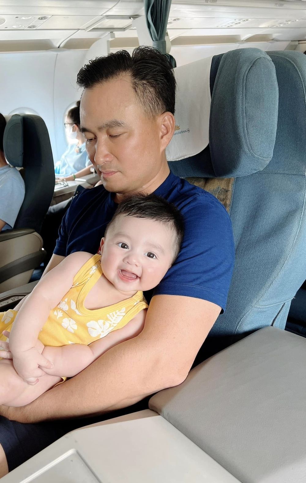  Vui vẻ bên bố là thế, nhưng có người khác thì nhóc tỳ lại lộ mặt mếu khóc. (Ảnh: FB Lý Thùy Chang) - Tin sao Viet - Tin tuc sao Viet - Scandal sao Viet - Tin tuc cua Sao - Tin cua Sao
