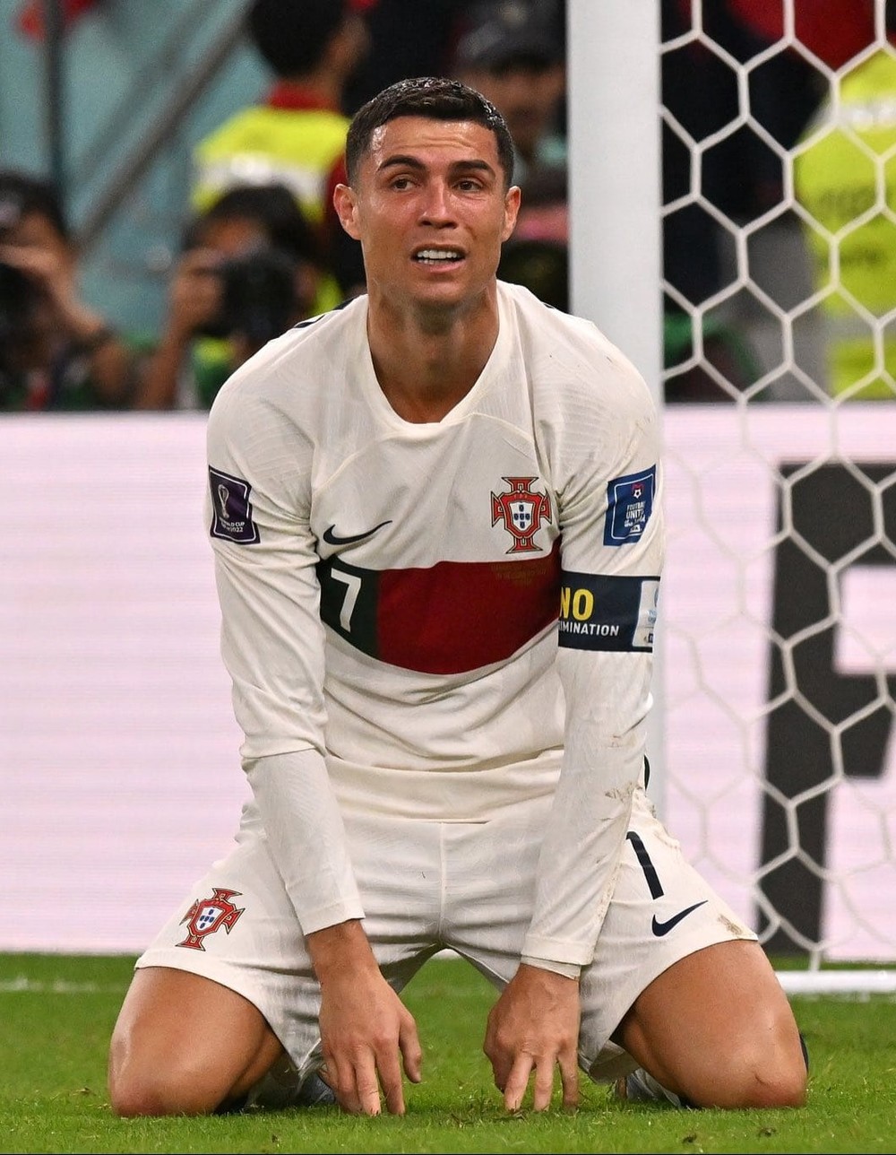 Ronaldo khóc bị loại khỏi World Cup: Hãy để người hâm mộ được chứng kiến khoảnh khắc cảm động của Cristiano Ronaldo khi anh phải rời khỏi World Cup sớm hơn dự kiến. Nhìn thấy anh khóc nhưng không bao giờ từ bỏ sự đam mê khi chơi bóng. Nếu bạn yêu bóng đá, đừng bỏ lỡ hình ảnh của người hùng này.
