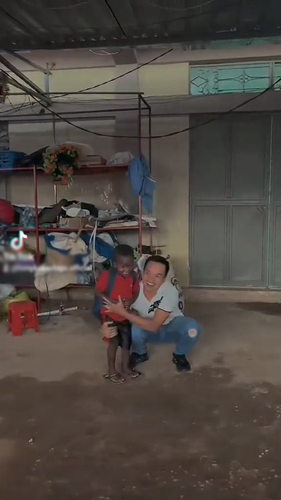  Lôi Con cùng thành viên team châu Phi đu trend. (Ảnh: Chụp màn hình video TikTok H.K)