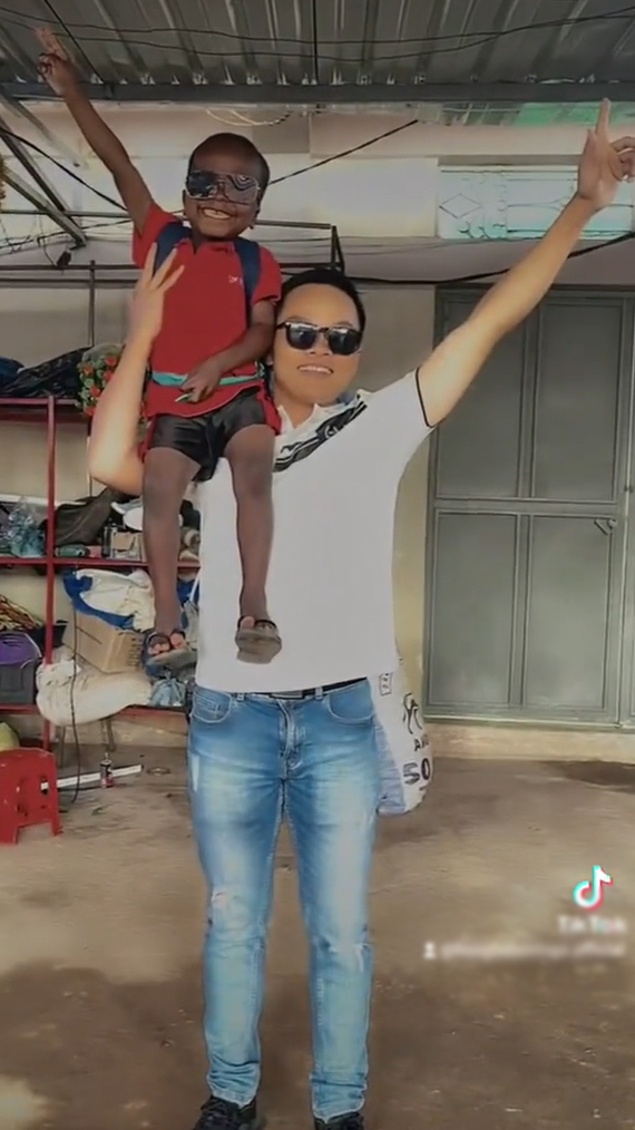  Cậu bé giờ đã vui vẻ, hứng khởi và không còn buồn bã khóc lóc như trước. (Ảnh: Chụp màn hình video TikTok H.K)