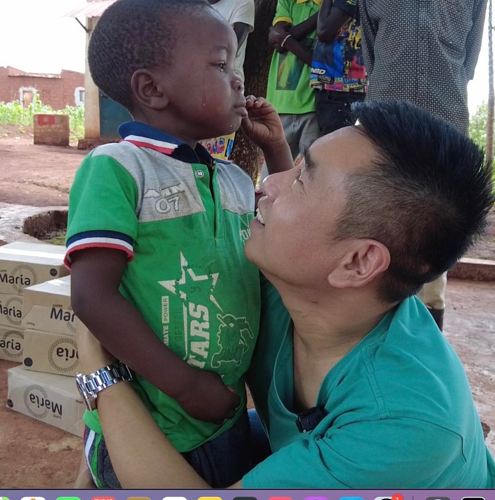  Cậu khóc lóc không chịu cho chú Tiến về nước. (Ảnh: Tiến Nguyễn)