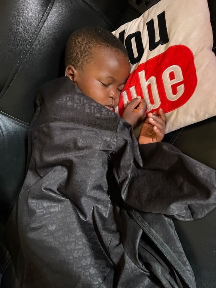  Lôi Con khóc tới nỗi mệt quá, ngủ thiếp đi. (Ảnh: Quang Linh Vlogs)