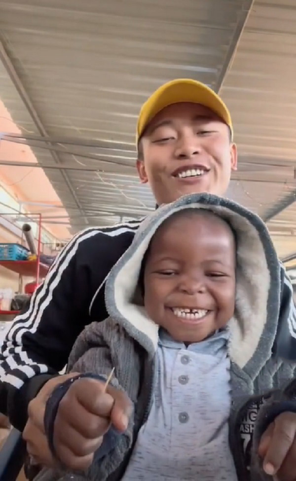  Quang Linh đã an ủi, nhận định còn có mình ở lại thì Lôi Con không việc gì phải khóc. (Ảnh: Quang Linh Vlogs)