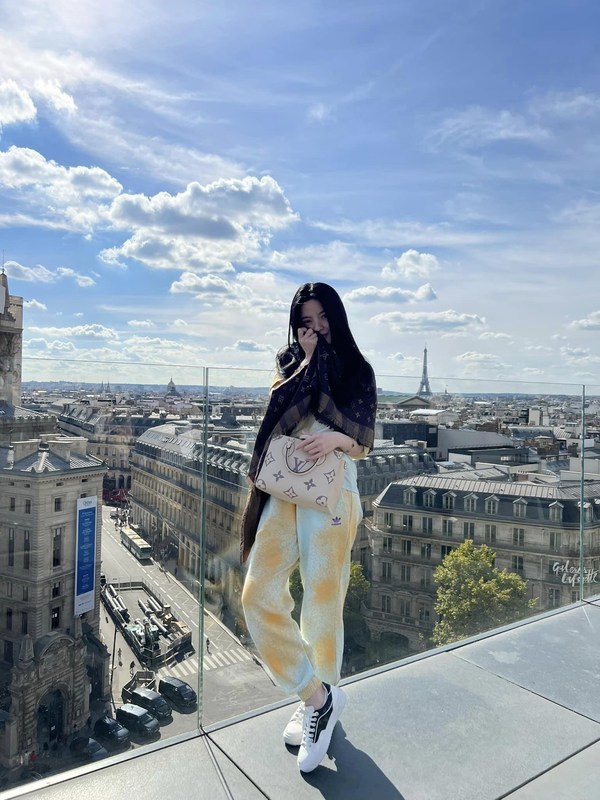 Hotgirl vui vẻ "check-in" tại Pháp. (Ảnh: FB Chu Thanh Huyền) Hotgirl vui vẻ "check-in" tại Pháp. (Ảnh: FB Chu Thanh Huyền)